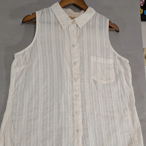 Sleeveless White Button-Up Blouse - Picture 1 of 9